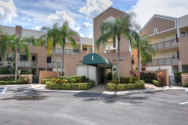 Property Slideshow image 3 of 56 | 7632 fairfax dr # 7632, Tamarac, FL, 33321