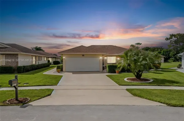 Property Slideshow image 2 of 37 | 10668 greentrail dr, Boynton Beach, FL, 33436