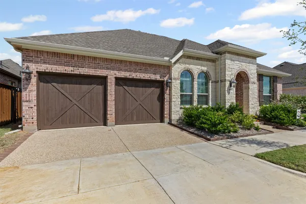 Property Slideshow image 3 of 30 | 4747 kings garden pkwy, Arlington, TX, 76005