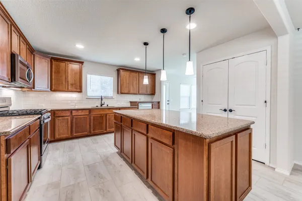 Property Slideshow image 3 of 25 | 7613 heritage dr, Aubrey, TX, 76227