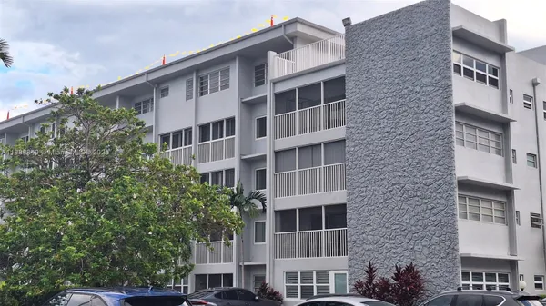 Property Slideshow image 2 of 17 | 215 se 3rd ave 202d, Hallandale Beach, FL, 33009