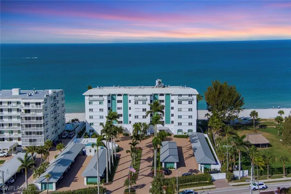 Property Slideshow image 2 of 29 | 2011 gulf shore blvd 56, Naples, FL, 34102