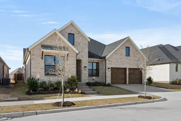 Property Slideshow image 2 of 38 | 4726 hawthorn hls, Arlington, TX, 76005