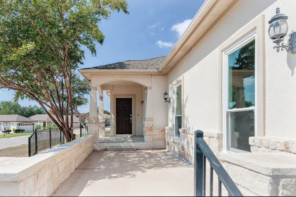 Property Slideshow image 2 of 36 | 201 limestone shoals ct, Georgetown, TX, 78633