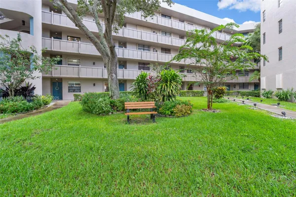 Property Slideshow image 2 of 33 | 1100 colony point cir 504, Pembroke Pines, FL, 33026