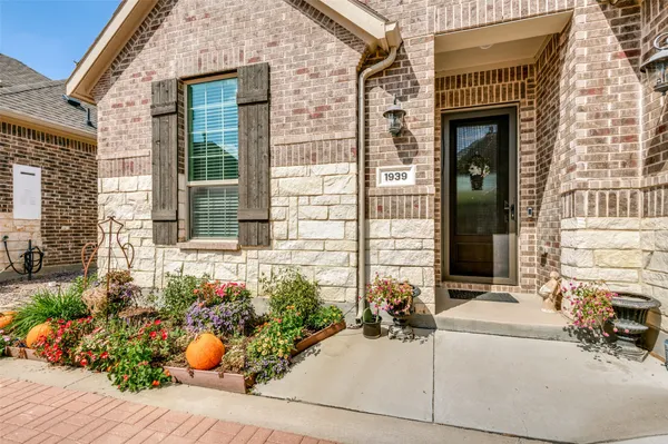 Property Slideshow image 2 of 36 | 1939 spotted fawn dr, Arlington, TX, 76005