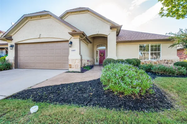 Property Slideshow image 2 of 26 | 11009 southerland dr, Denton, TX, 76207