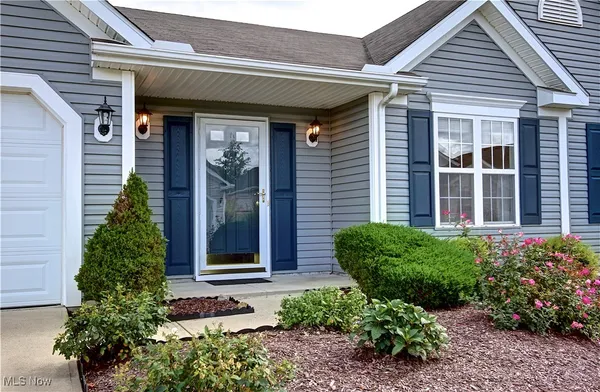 Property Slideshow image 3 of 29 | 327 breckenridge oval, Elyria, OH, 44035