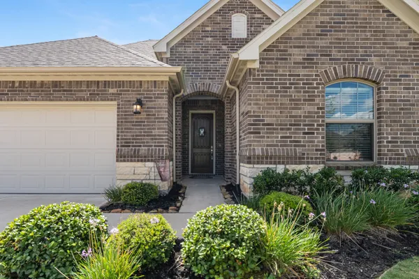 Property Slideshow image 2 of 48 | 5722 bobwhite trl, Manvel, TX, 77578