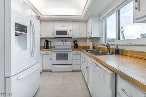 Property Slideshow image 3 of 36 | 7402 lake breeze dr 212, Fort Myers, FL, 33907