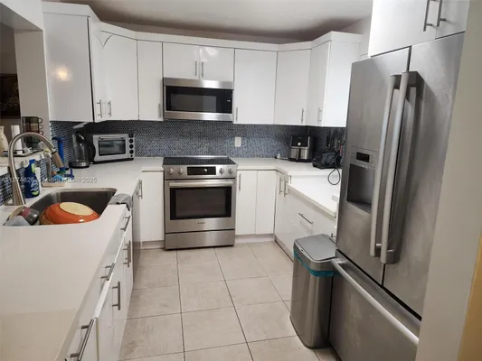 Property Slideshow image 3 of 35 | 425 se 11th ter 403, Dania Beach, FL, 33004