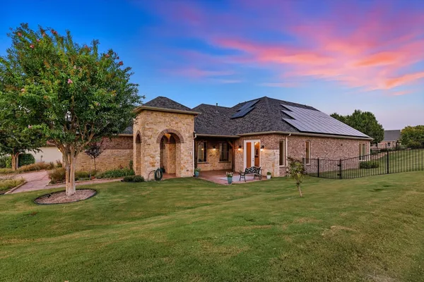 Property Slideshow image 2 of 36 | 9009 landmark ln, Denton, TX, 76207