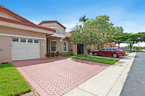 Property Slideshow image 2 of 31 | 9906 malvern dr, Tamarac, FL, 33321