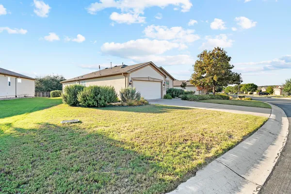 Property Slideshow image 3 of 31 | 136 prairie creek trl, Georgetown, TX, 78633