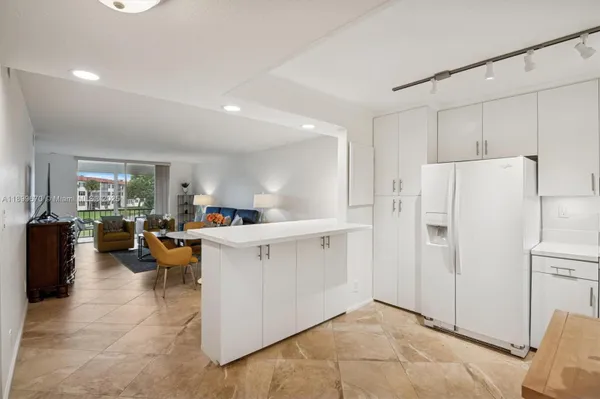 Property Slideshow image 2 of 48 | 411 s hollybrook dr 204, Pembroke Pines, FL, 33025