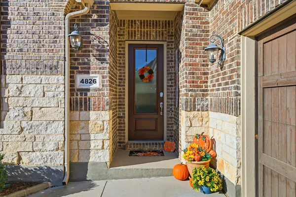 Property Slideshow image 2 of 40 | 4826 forest crest pkwy, Arlington, TX, 76005