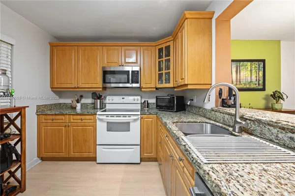 Property Slideshow image 3 of 28 | 424 se 10th st 104, Dania Beach, FL, 33004