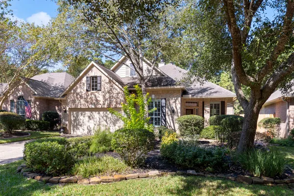 Property Slideshow image 2 of 35 | 162 e northcastle cir, The Woodlands, TX, 77384