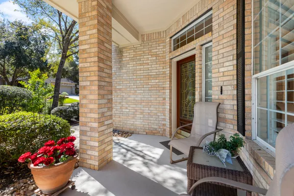 Property Slideshow image 3 of 35 | 162 e northcastle cir, The Woodlands, TX, 77384