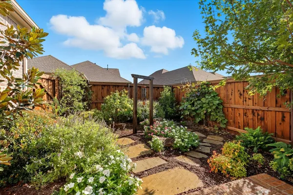 Property Slideshow image 2 of 40 | 4815 beaver creek dr, Arlington, TX, 76005