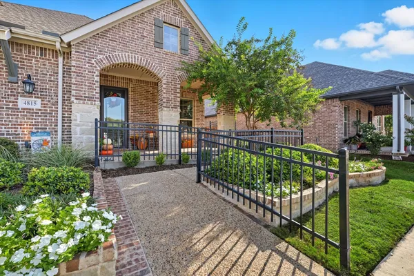 Property Slideshow image 3 of 40 | 4815 beaver creek dr, Arlington, TX, 76005