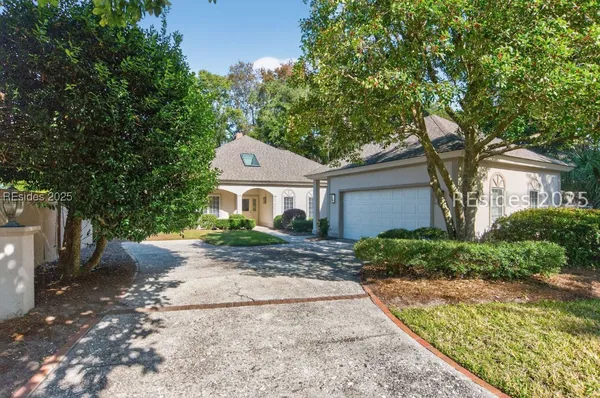 Property Slideshow image 2 of 44 | 10 glenmoor pl, Hilton Head Island, SC, 29926