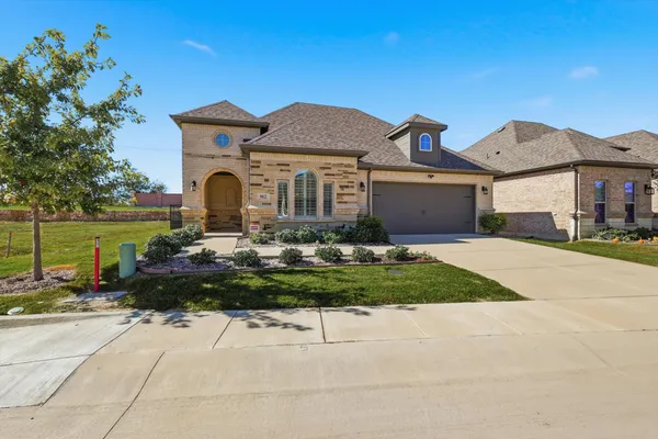 Property Slideshow image 2 of 25 | 912 hacienda dr, Mansfield, TX, 76063