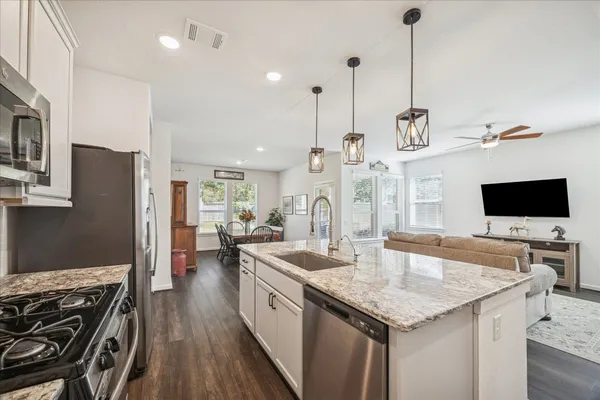 Property Slideshow image 2 of 33 | 406 wild petunia ct, Montgomery, TX, 77316