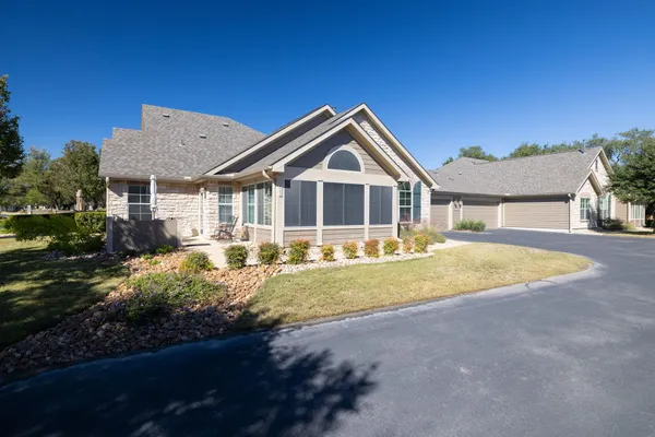 Property Slideshow image 2 of 32 | 30 wildwood dr 32, Georgetown, TX, 78633