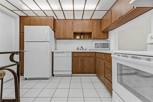 Property Slideshow image 3 of 37 | 330 se 2nd st 103g, Hallandale Beach, FL, 33009