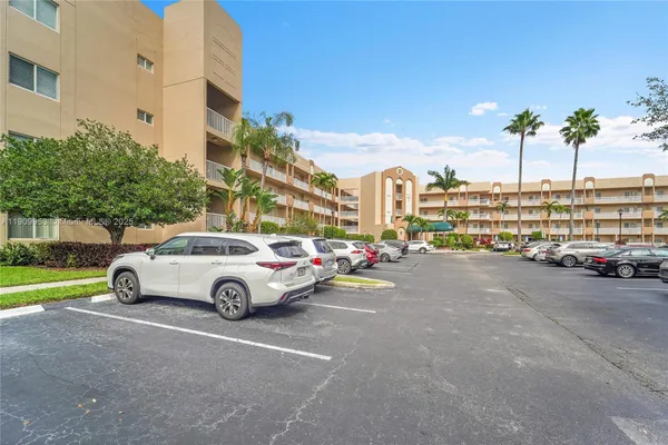 Property Slideshow image 3 of 39 | 7647 southampton ter 403, Tamarac, FL, 33321