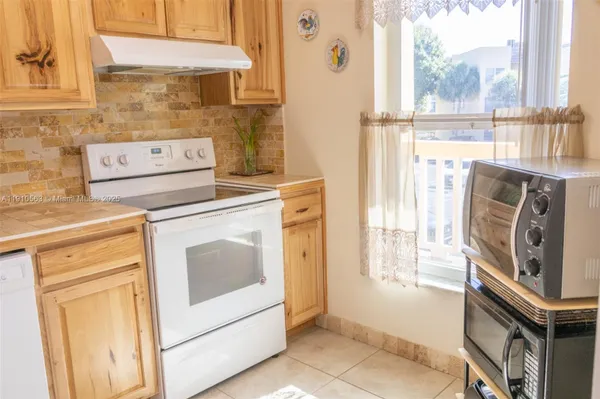 Property Slideshow image 3 of 26 | 5851 nw 62nd ave apt 202, Tamarac, FL, 33319