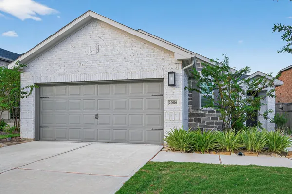 Property Slideshow image 2 of 34 | 29010 persimmon creek ct, Fulshear, TX, 77441