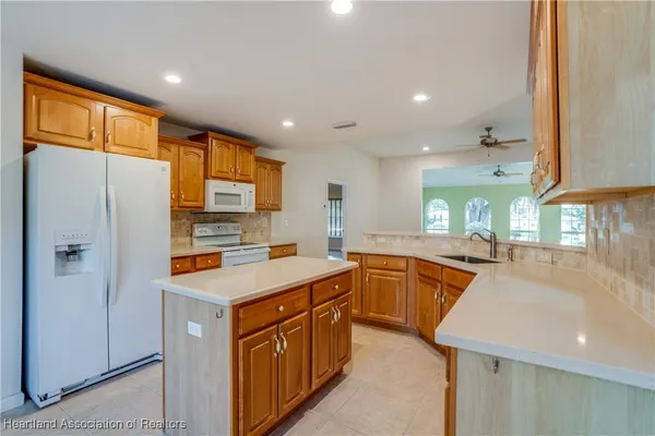 Property Slideshow image 2 of 22 | 3002 oakhill dr, Avon Park, FL, 33825