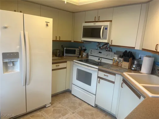 Property Slideshow image 2 of 44 | 13191 oakmont dr 8, Fort Myers, FL, 33907