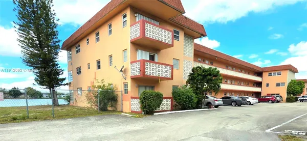 Property Slideshow image 2 of 14 | 18900 ne 3rd ct apt 520, Miami, FL, 33179