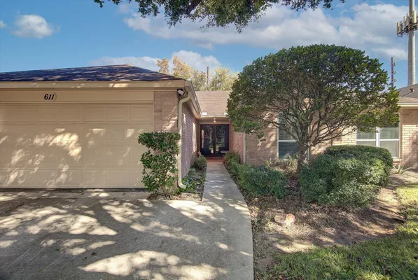 Property Slideshow image 2 of 36 | 611 e larkspur cir, Pearland, TX, 77584