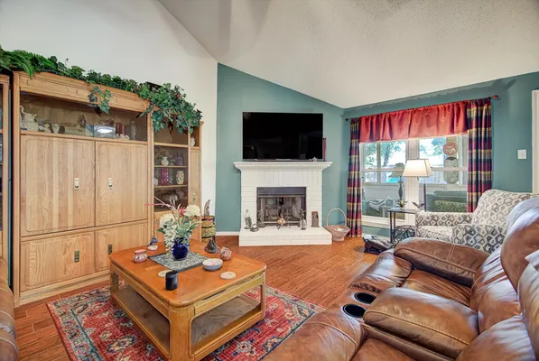 Property Slideshow image 3 of 36 | 611 e larkspur cir, Pearland, TX, 77584