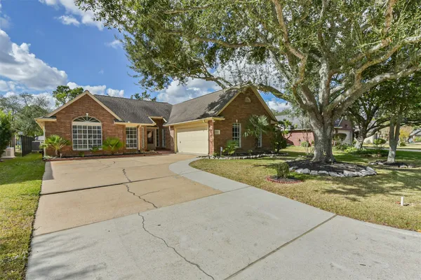 Property Slideshow image 2 of 36 | 3810 e peach hollow cir, Pearland, TX, 77584