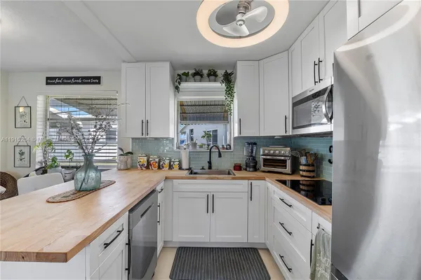 Property Slideshow image 3 of 13 | 3114 byron cir 128, Hollywood, FL, 33021