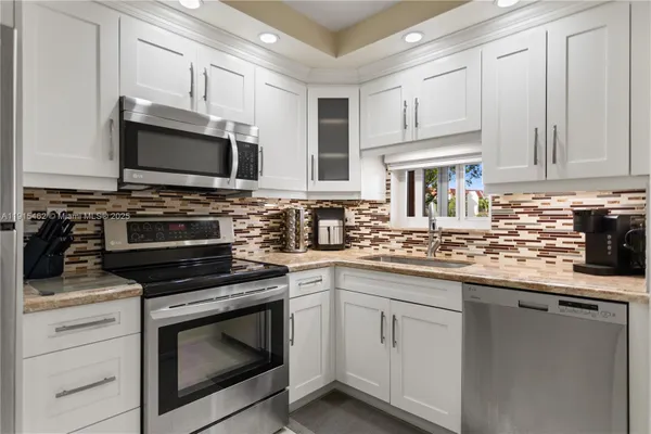 Property Slideshow image 2 of 39 | 9820 s hollybrook lake dr # 16-105, Pembroke Pines, FL, 33025