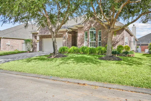 Property Slideshow image 3 of 33 | 2417 e tuschman, Pearland, TX, 77581