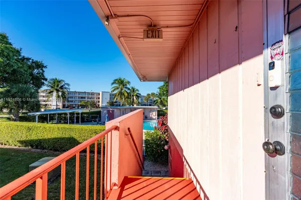 Property Slideshow image 3 of 53 | 18 golfs edge d, West Palm Beach, FL, 33417