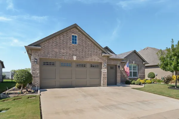 Property Slideshow image 3 of 33 | 9720 silver rock way, Denton, TX, 76207