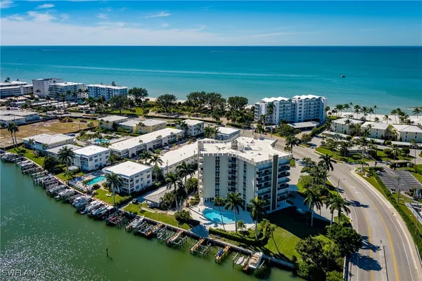 Property Slideshow image 2 of 50 | 2150 gulf shore blvd 609, Naples, FL, 34102