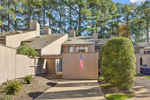 Property Slideshow image 3 of 50 | 110 harrops gln, Williamsburg, VA, 23185