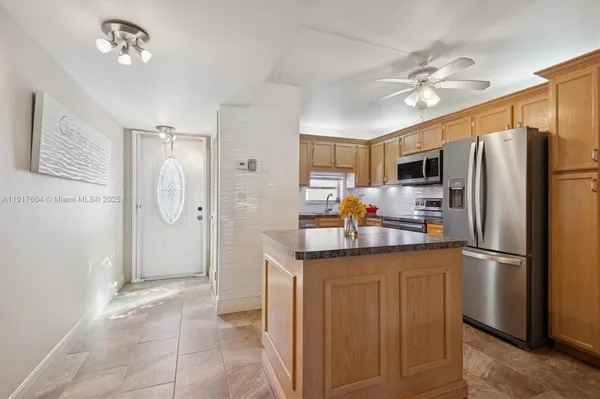 Property Slideshow image 3 of 35 | 700 s hollybrook dr 201, Pembroke Pines, FL, 33025