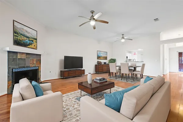 Property Slideshow image 3 of 30 | 807 woodfern glen ln, Pearland, TX, 77584