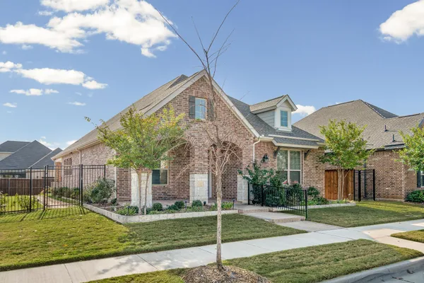 Property Slideshow image 2 of 35 | 4851 cypress thorn dr, Arlington, TX, 76005