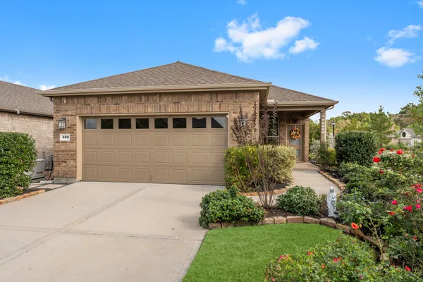 Property Slideshow image 2 of 38 | 406 thistle thorn dr, The Woodlands, TX, 77382